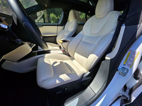 Used 2020 Tesla Model S Long Range Plus image 6