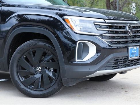 Certified 2025 Volkswagen Atlas SE image 2