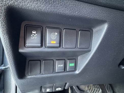 Used 2017 Nissan Rogue SV image 6