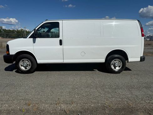 Used 2016 Chevrolet Express 2500 image 3