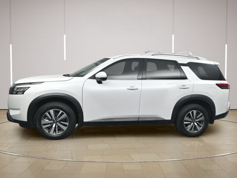 Certified 2025 Nissan Pathfinder SL FWD image 4