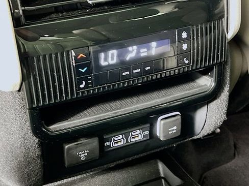 Used 2022 Jeep Wagoneer Series III w/ Premium Group I AWD/4WD image 27