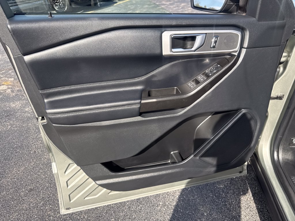Used 2020 Ford Explorer XLT w/ Equipment Group 202A AWD/4WD image 29