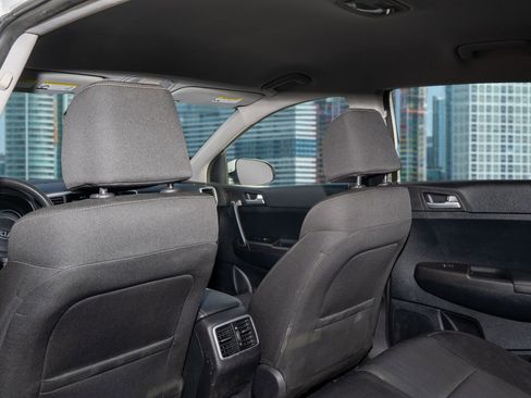 Used 2021 Kia Sportage LX image 17