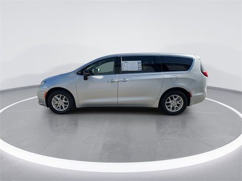 Used 2024 Chrysler Pacifica Touring-L image 5