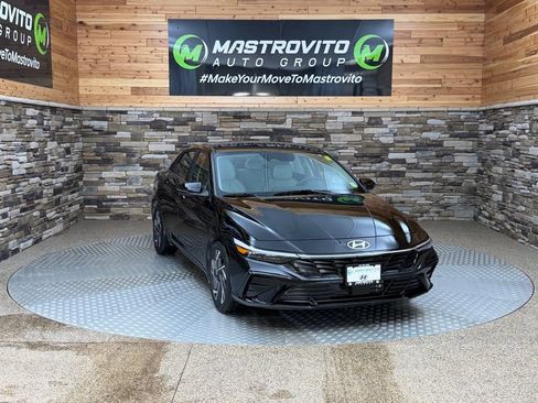 Used 2025 Hyundai Elantra Limited FWD image 2