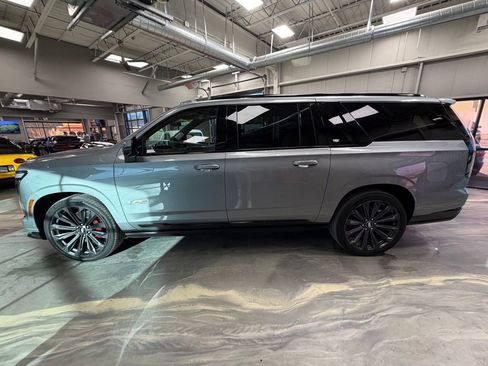 Used 2025 Cadillac Escalade ESV V image 50