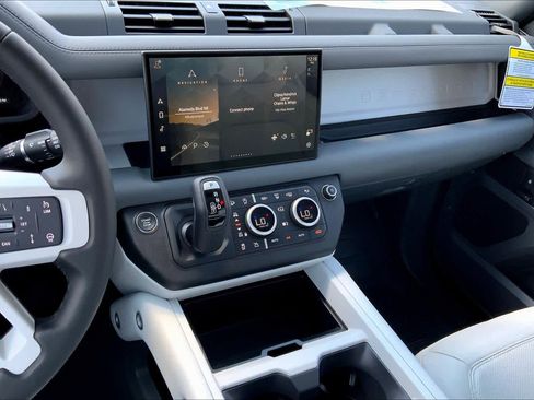 New 2025 Land Rover Defender 130 X-Dynamic SE image 6