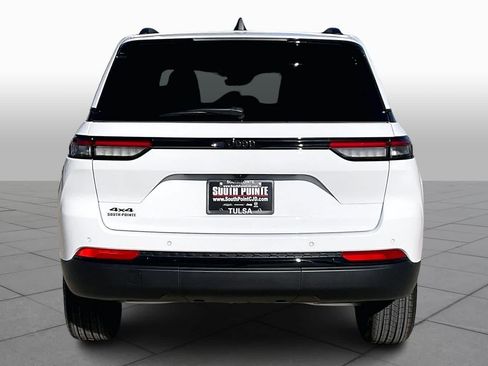 New 2025 Jeep Grand Cherokee Altitude image 4