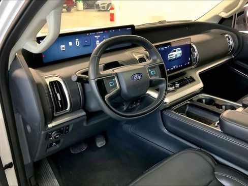 Used 2025 Ford Expedition Platinum image 17