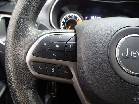 Used 2019 Jeep Cherokee Latitude w/ Popular Appearance Group FWD image 23