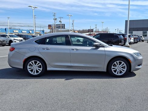 Used 2016 Chrysler 200 Limited w/ Convenience Group image 4