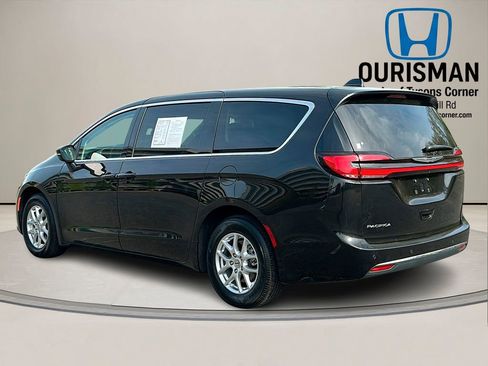 Used 2023 Chrysler Pacifica Touring-L FWD image 3