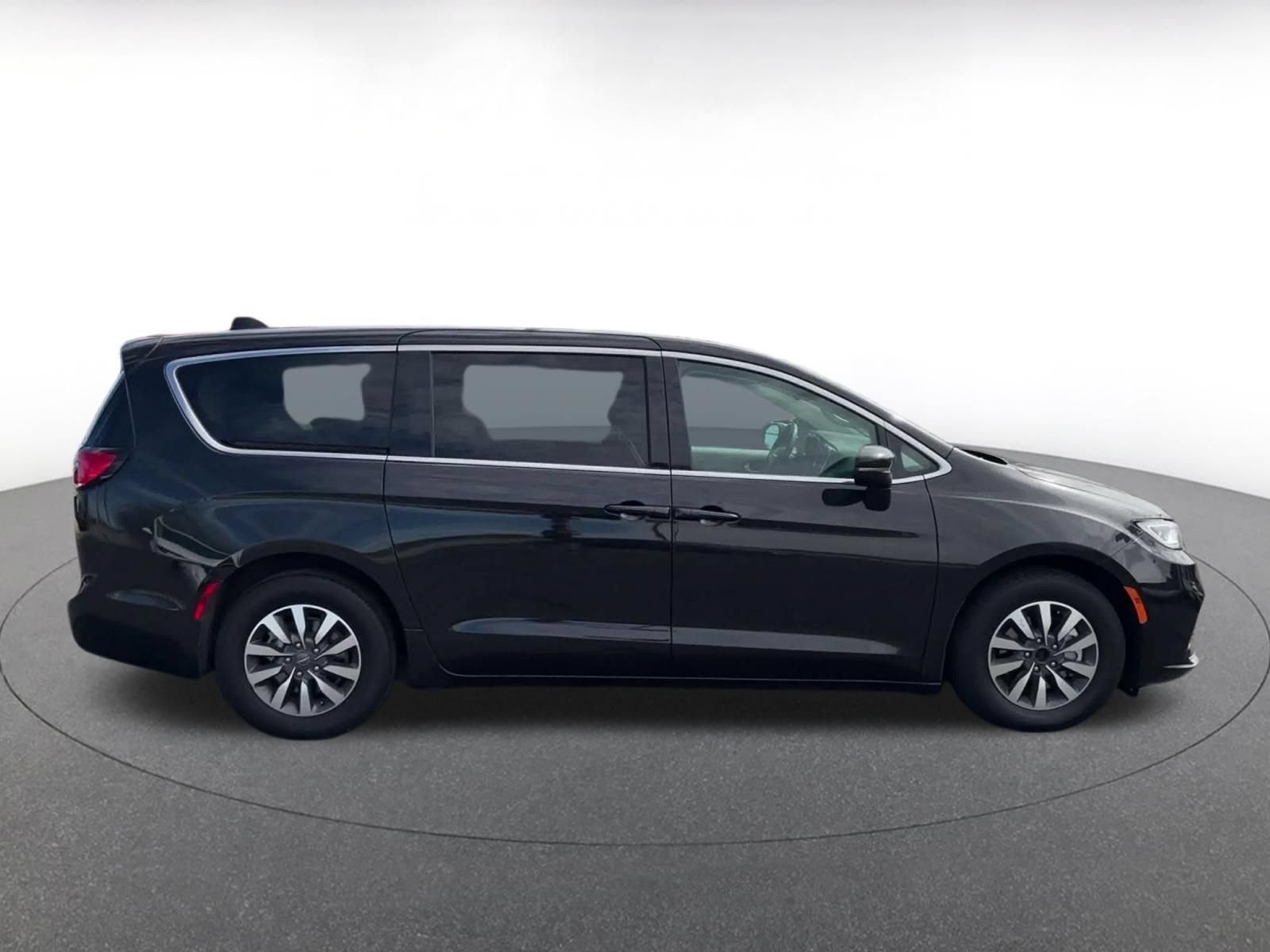 Used 2023 Chrysler Pacifica Touring-L FWD image 15