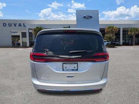Used 2024 Chrysler Pacifica Touring-L FWD image 5