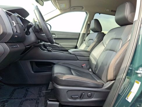 Used 2025 Nissan Pathfinder SL AWD/4WD image 14