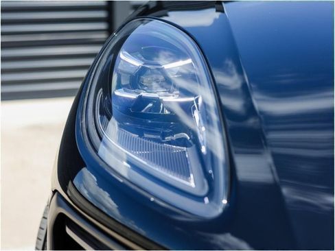 Certified 2025 Porsche Macan AWD/4WD image 13