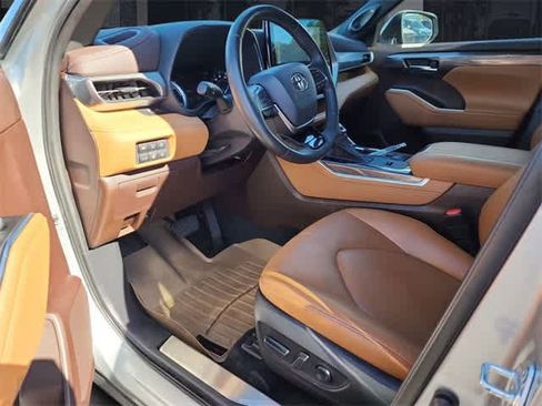 Used 2021 Toyota Highlander Platinum image 31