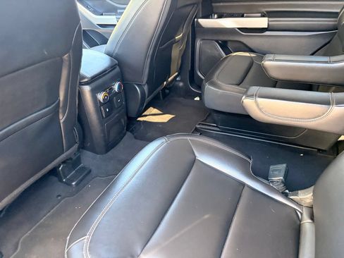 Used 2022 Ford Explorer XLT w/ Equipment Group 202A RWD image 16