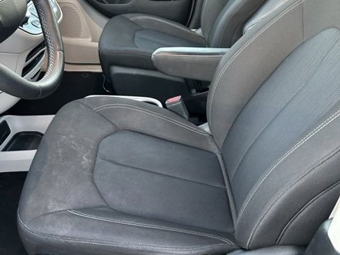 Used 2023 Chrysler Voyager LX image 15
