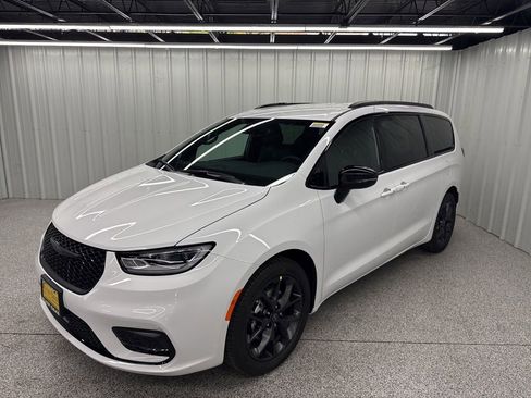 New 2026 Chrysler Pacifica Select image 3