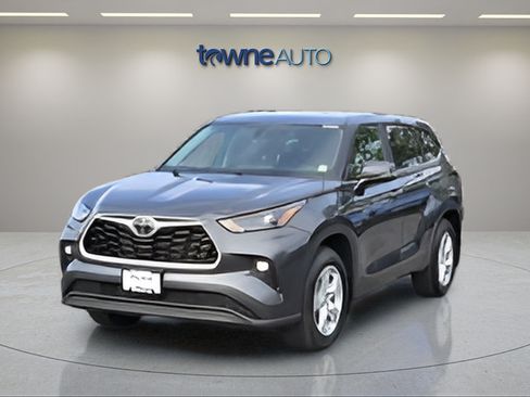 Used 2023 Toyota Highlander LE FWD image 1
