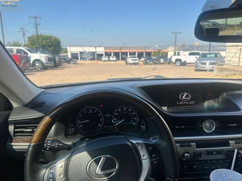 Used 2015 Lexus ES 350 w/ Luxury Package FWD image 12