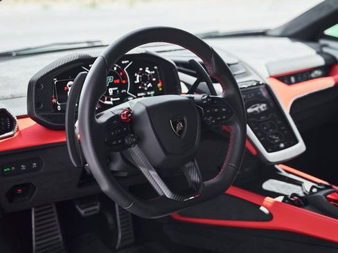 Used 2025 Lamborghini Revuelto image 43