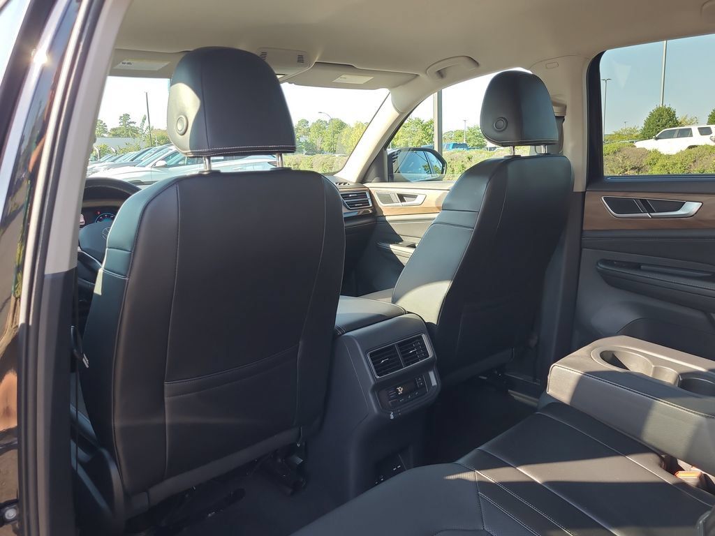 Used 2024 Volkswagen Atlas SE FWD image 12