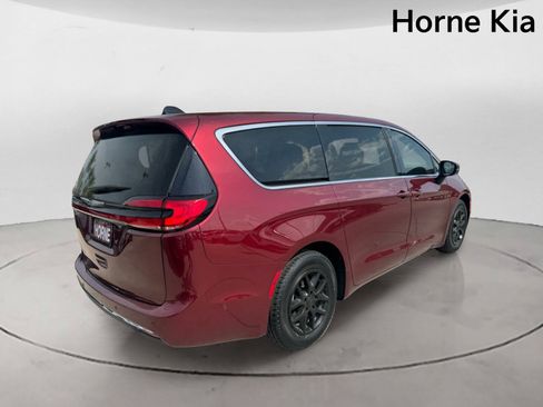 Used 2023 Chrysler Pacifica Touring-L FWD image 4