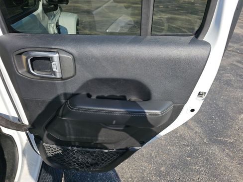 Used 2019 Jeep Wrangler Unlimited Sahara AWD/4WD image 16