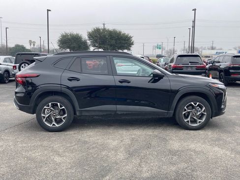 Used 2025 Chevrolet Trax LT image 3