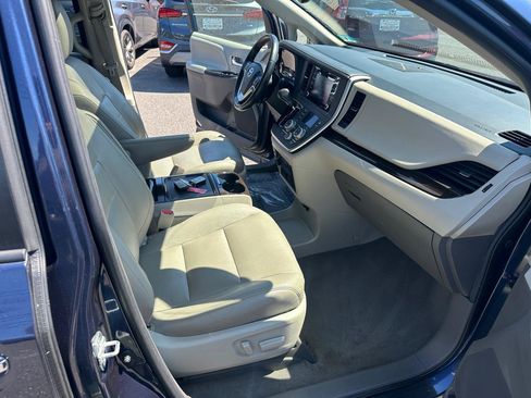 Used 2020 Toyota Sienna XLE Premium FWD image 23