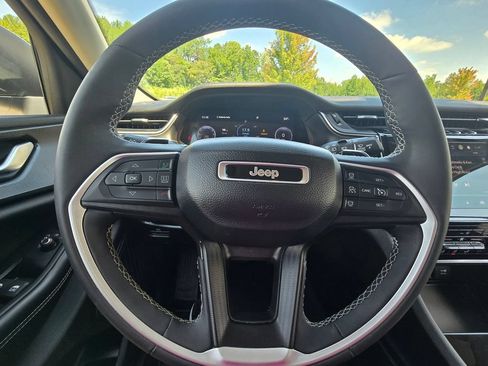 Used 2023 Jeep Grand Cherokee Laredo w/ Luxury Tech Group I AWD/4WD image 26