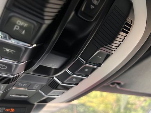 Used 2018 Porsche Macan AWD/4WD image 28