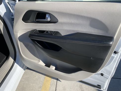 Used 2024 Chrysler Pacifica Touring-L image 12