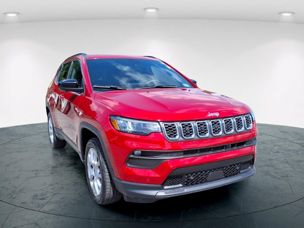 Used 2024 Jeep Compass Latitude AWD/4WD image 2