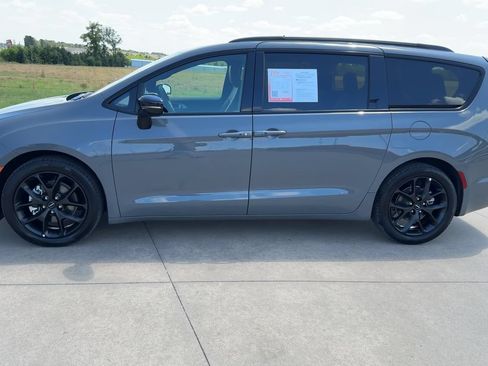 Used 2025 Chrysler Pacifica Limited FWD image 6