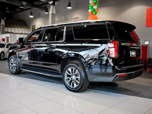 Used 2024 Chevrolet Suburban LT w/ Luxury Package image 7