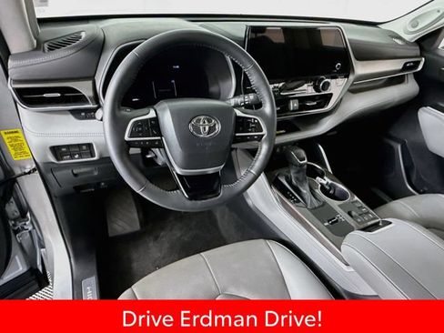 Certified 2023 Toyota Highlander Limited FWD image 7