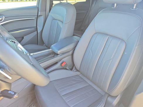 Used 2022 Audi e-tron Premium w/ Convenience Plus Package image 15