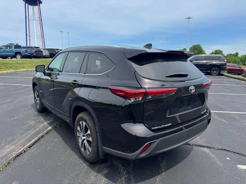 Used 2022 Toyota Highlander XLE AWD/4WD image 5