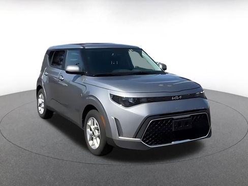 Used 2025 Kia Soul LX w/ LX Technology Package FWD image 3