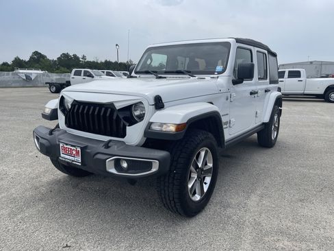 Used 2018 Jeep Wrangler Unlimited Sahara AWD/4WD image 8