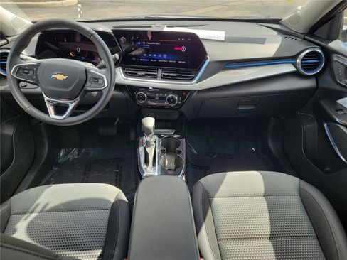 Used 2025 Chevrolet Trax LT w/ LT Convenience Package image 8