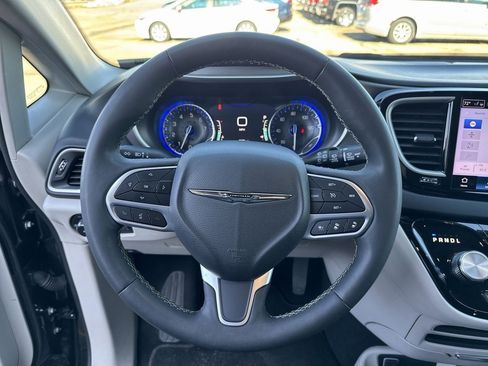 Used 2023 Chrysler Pacifica Touring-L image 9