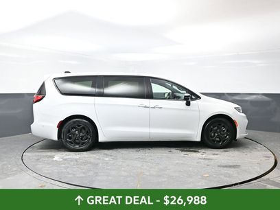 Used 2024 Chrysler Pacifica Select