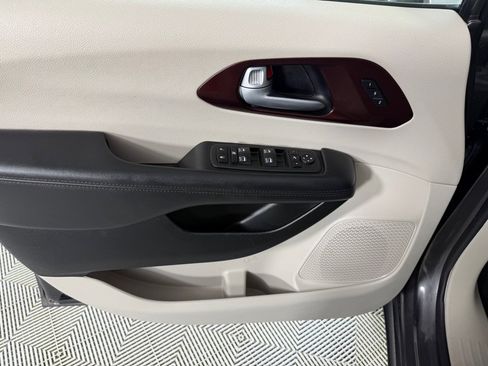 Used 2018 Chrysler Pacifica Limited FWD image 9
