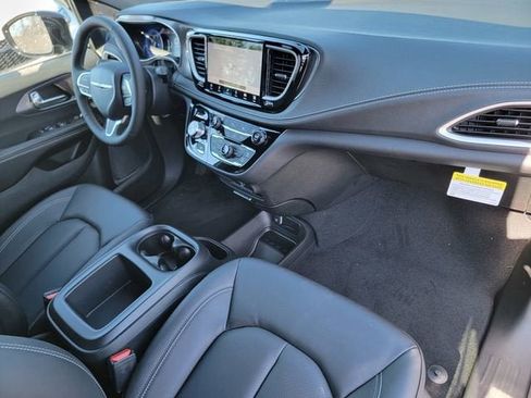 New 2026 Chrysler Pacifica Select image 25