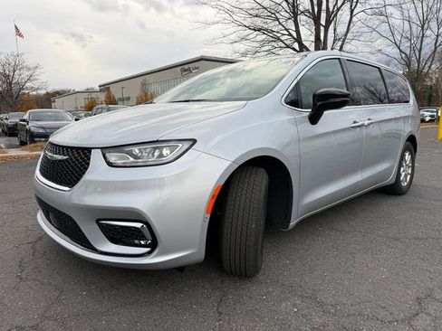 New 2026 Chrysler Pacifica Select image 3